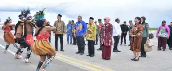 Kunker ke Sorong, Wapres Ma’ruf Amin Tinjau Perkembangan Pembangunan dan Serahkan Beasiswa