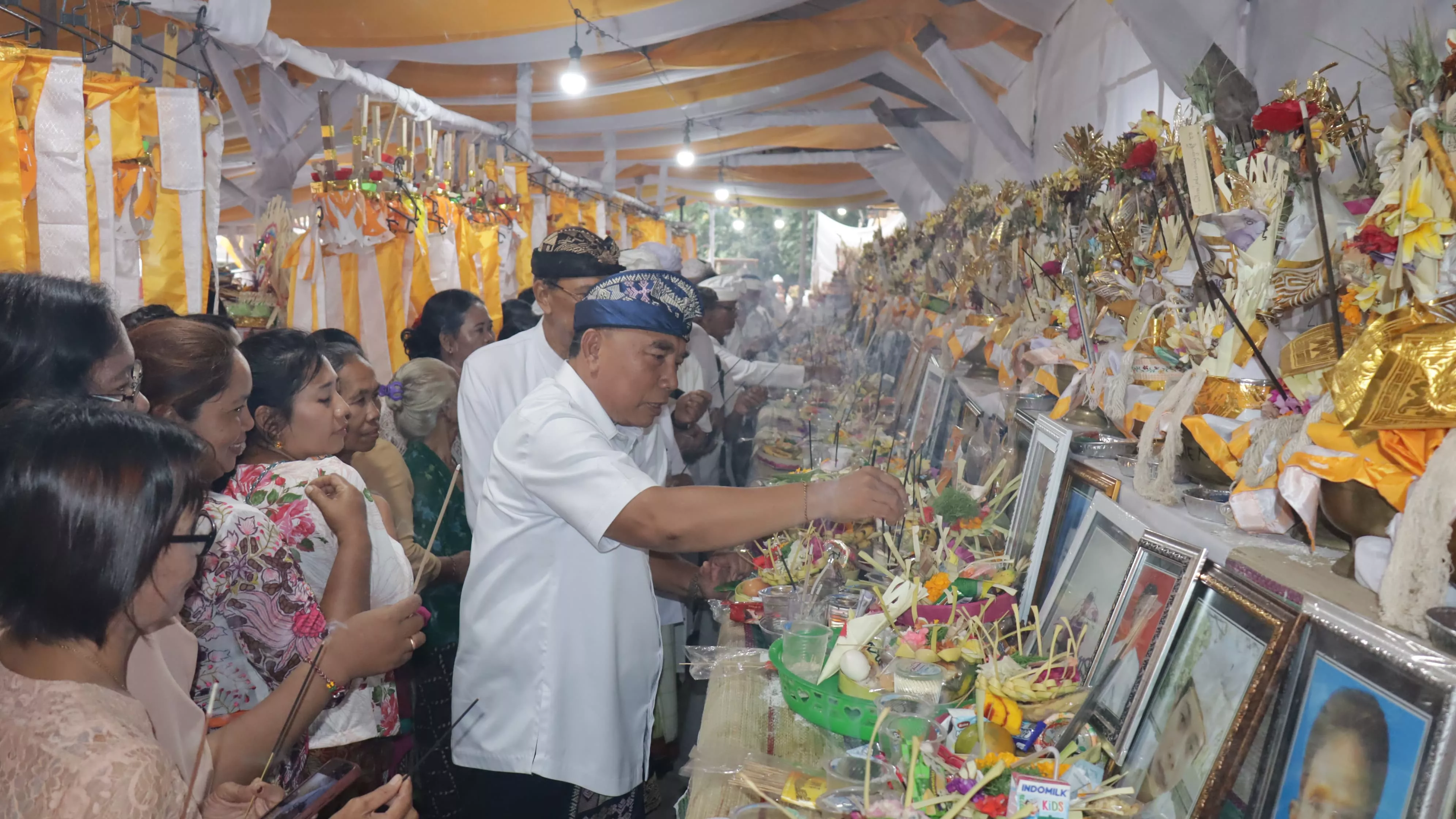Bupati Tamba Serahkan Bantuan Karya Pitra Yadnya Kusa Pranawa Desa Adat Puseh Agung Kecamatan Negara