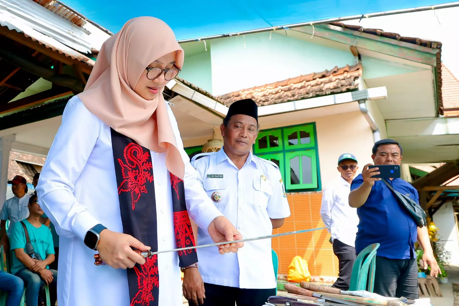 Ipuk Fiestiandani Apresiasi Pandai Besi Banyuwangi yang Bertahan di Tengah Serbuan Produk Pabrikan