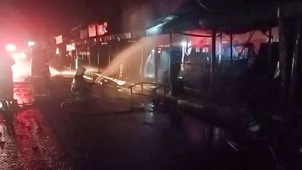 Kebakaran Melanda Sebuah Kios di Jalan Lapangan Tembak, Jakarta Timur