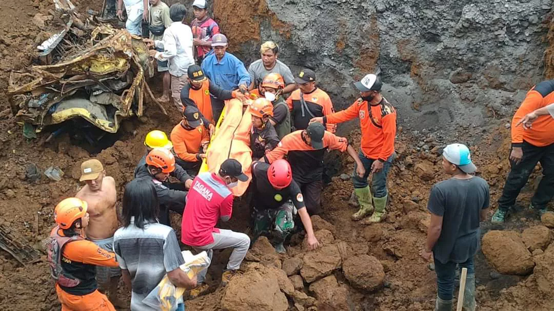 Tanah Longsor di Lumajang, 1 Orang Meninggal, 3 Hilang dan 2 Truk Tertimbun