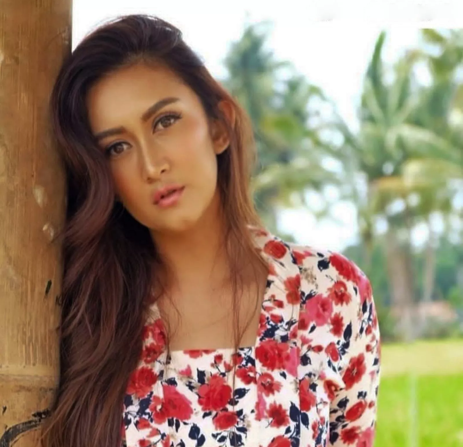 Nafa Urbach Pukau Netizen dengan Pose di Sawah, Pesan Bijaknya Terabaikan