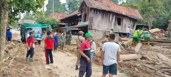 Korban Jiwa Banjir OKU Bertambah, Pembersihan Lumpur Dilakukan di 3 Desa