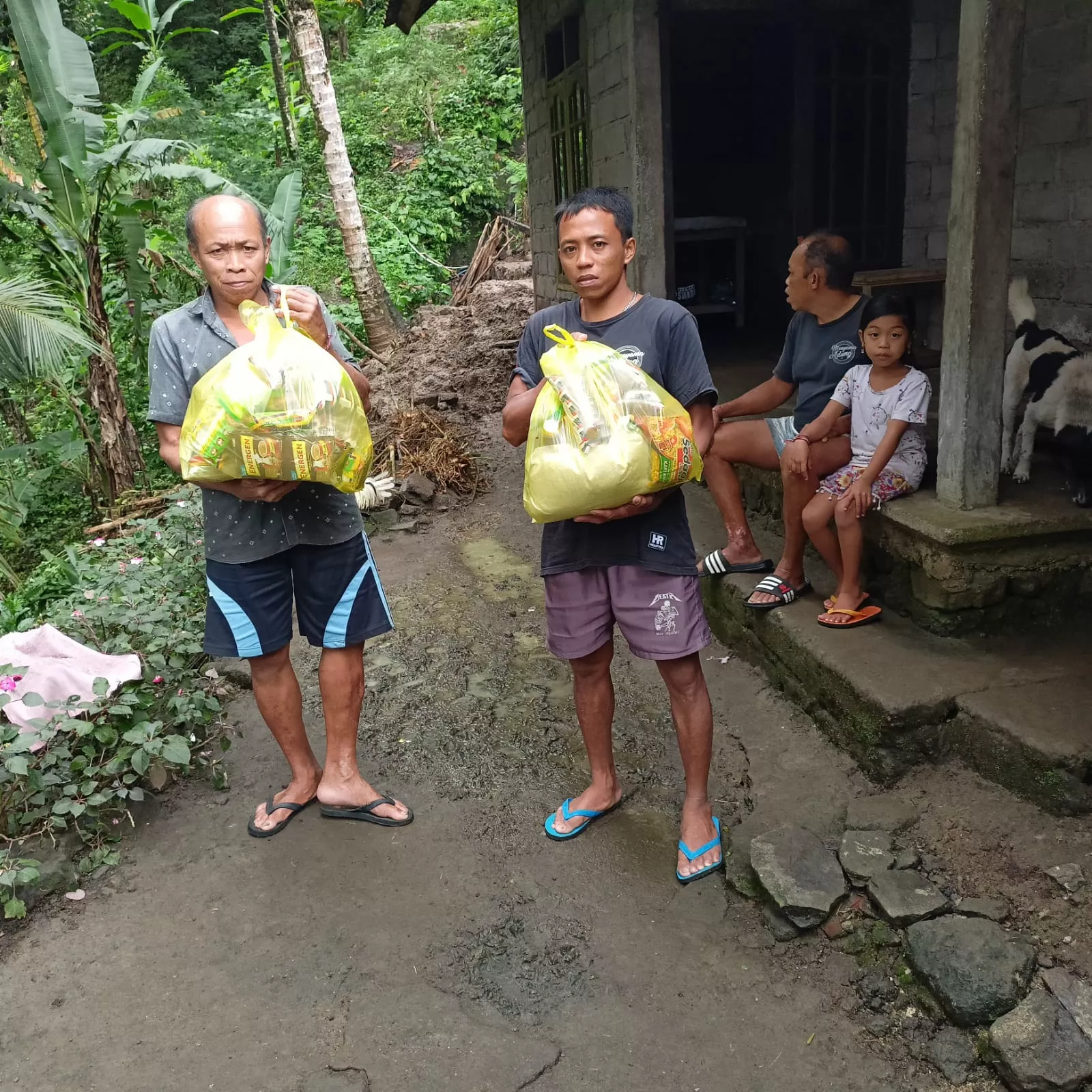 PT SMS dan BPR Sari Jaya Sedana Berbagi Sembako untuk Korban Longsor di Karangasem