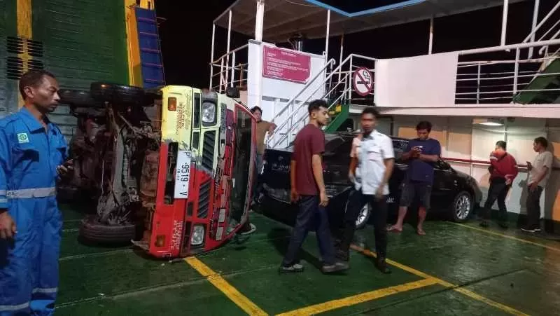Gelombang Tinggi Guncang Selat Bali, Pikap Terguling di Kapal Penyeberangan Banyuwangi-Jembrana