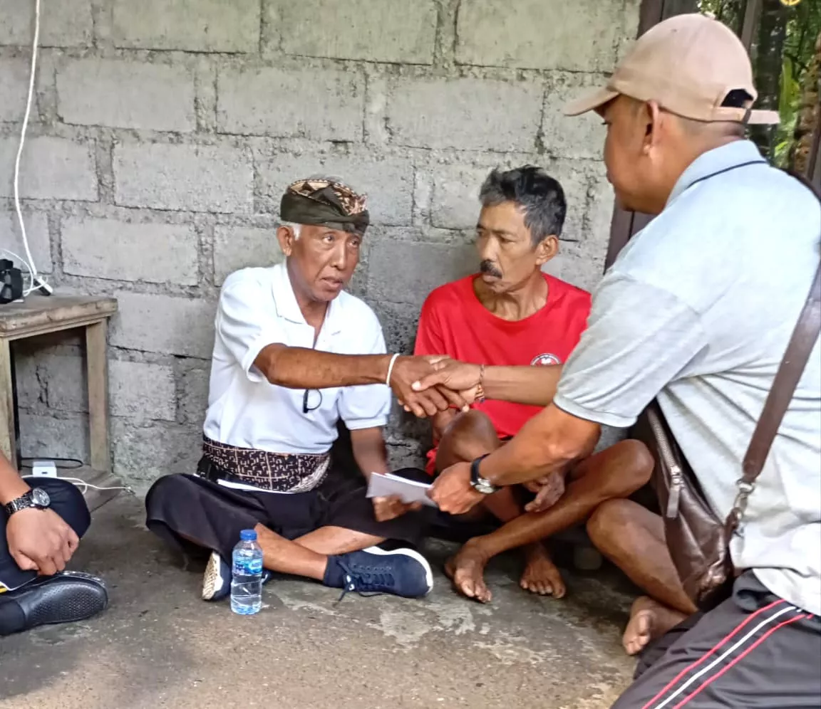BKS LPD Kecamatan Sidemen Peduli Bantu Korban Tanah Longsor