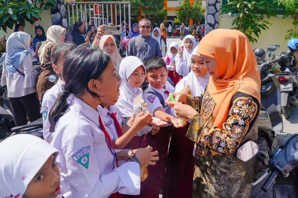 Khofifah Indar Parawansa Bagi Oleh-oleh Pulang Haji ke Siswa SDN Margorejo VI Surabaya