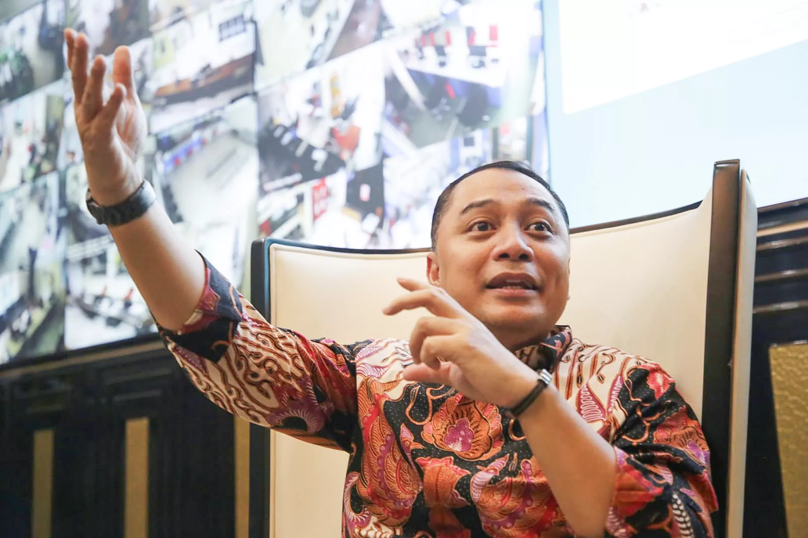 Warga Stop Aktivitas Sejenak saat Lagu Indonesia Raya Dikumandangkan Serentak di Surabaya