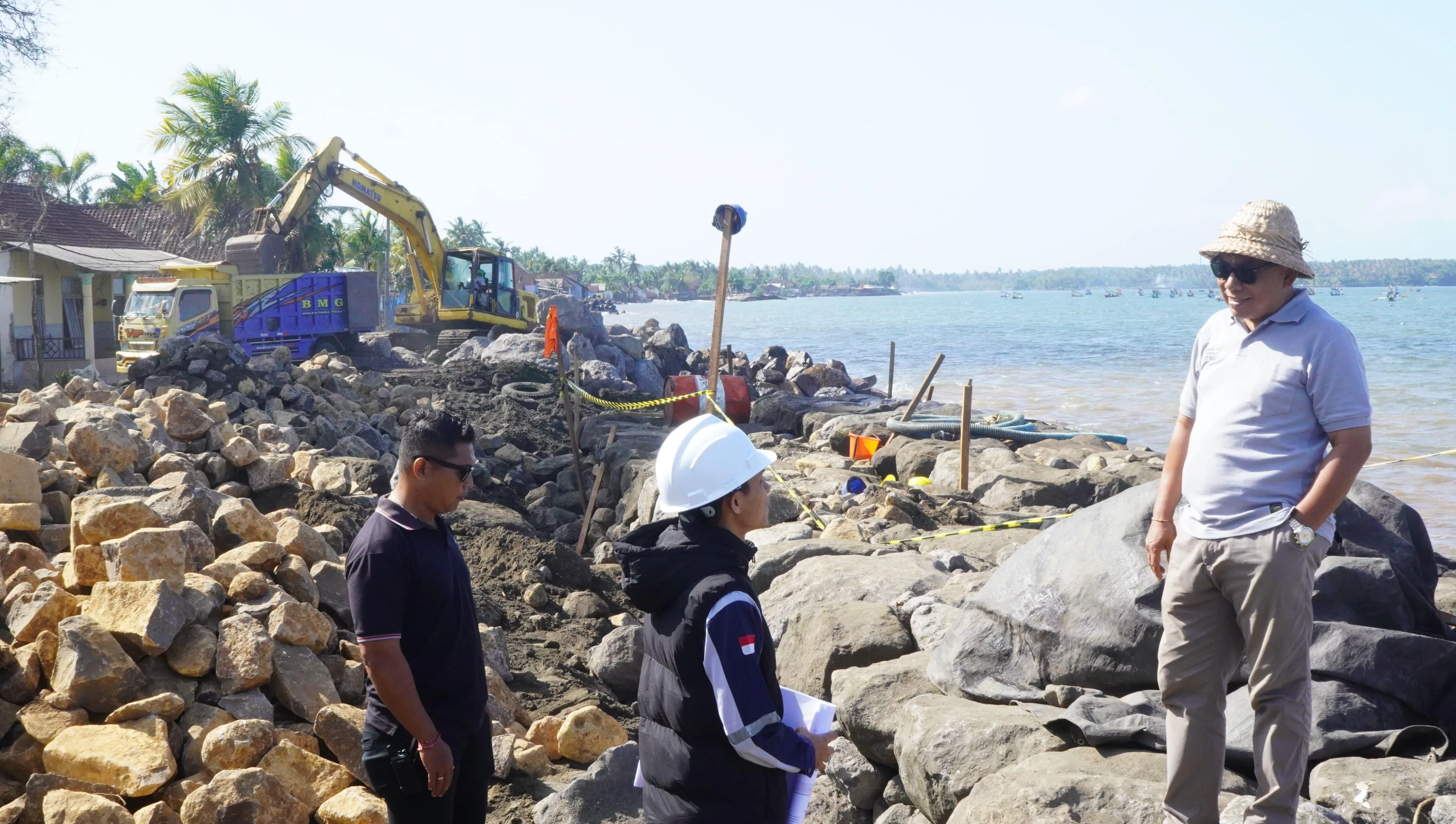 Bupati Tamba Tinjau Pelaksanaan Revetment Pantai Pebuahan