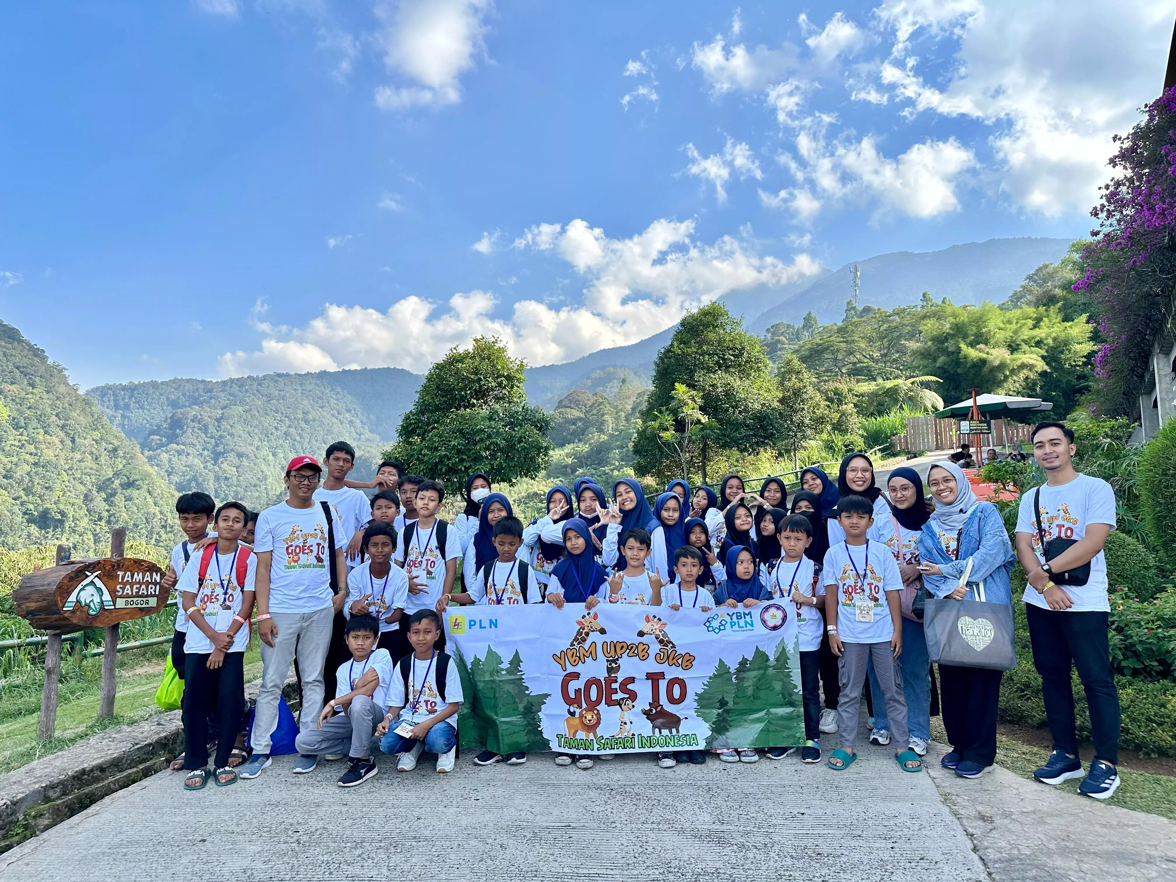 Momen Keseruan PLN Ajak Anak Yatim dan Dhuafa Berlibur ke Taman Safari