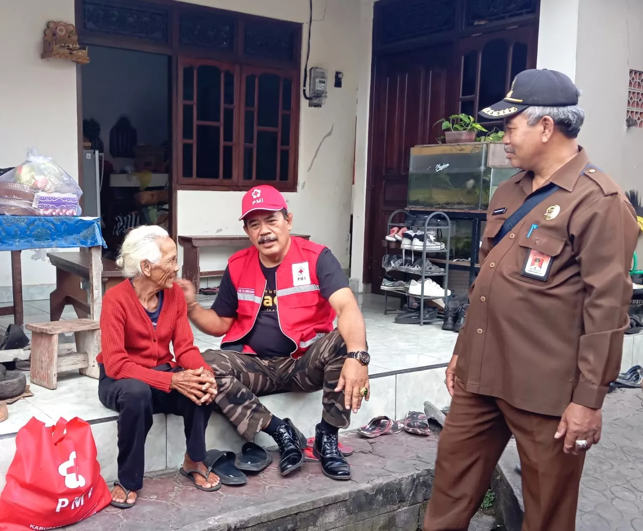 PMI Kabupaten Klungkung Berbagi Kasih, Salurkan 11 Paket Sembako untuk Lansia