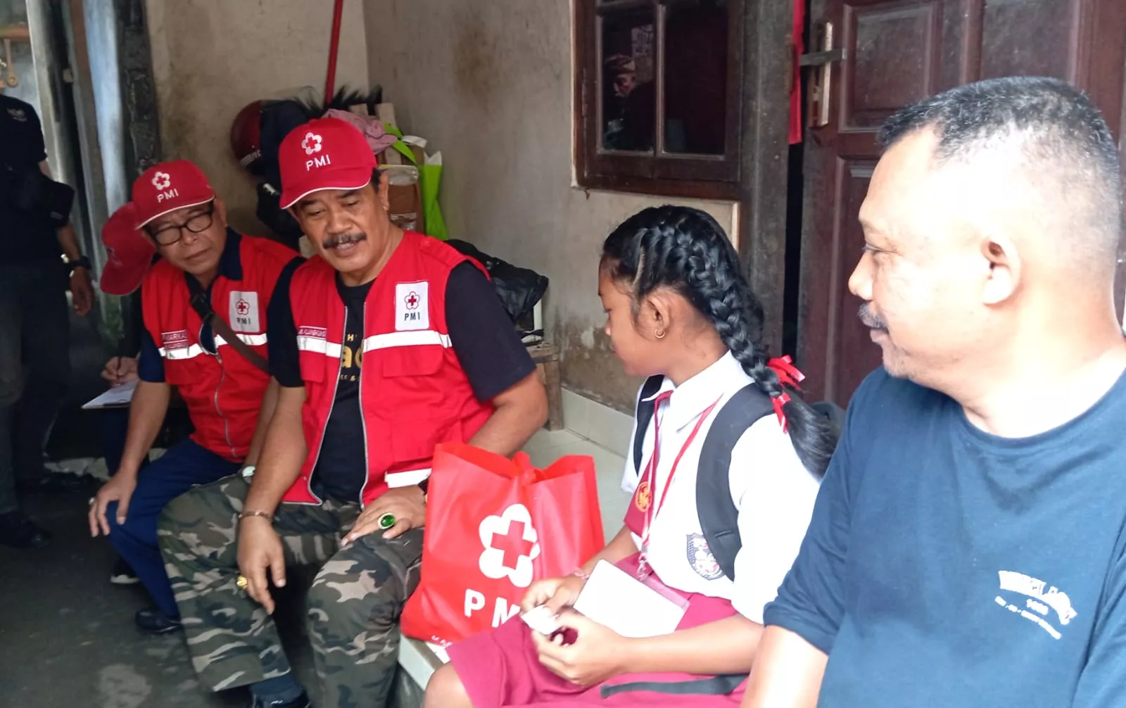 Ketua PMI Klungkung Mangku Made Kasta Bagi Sembako pada Keluarga Nyoman Arjana