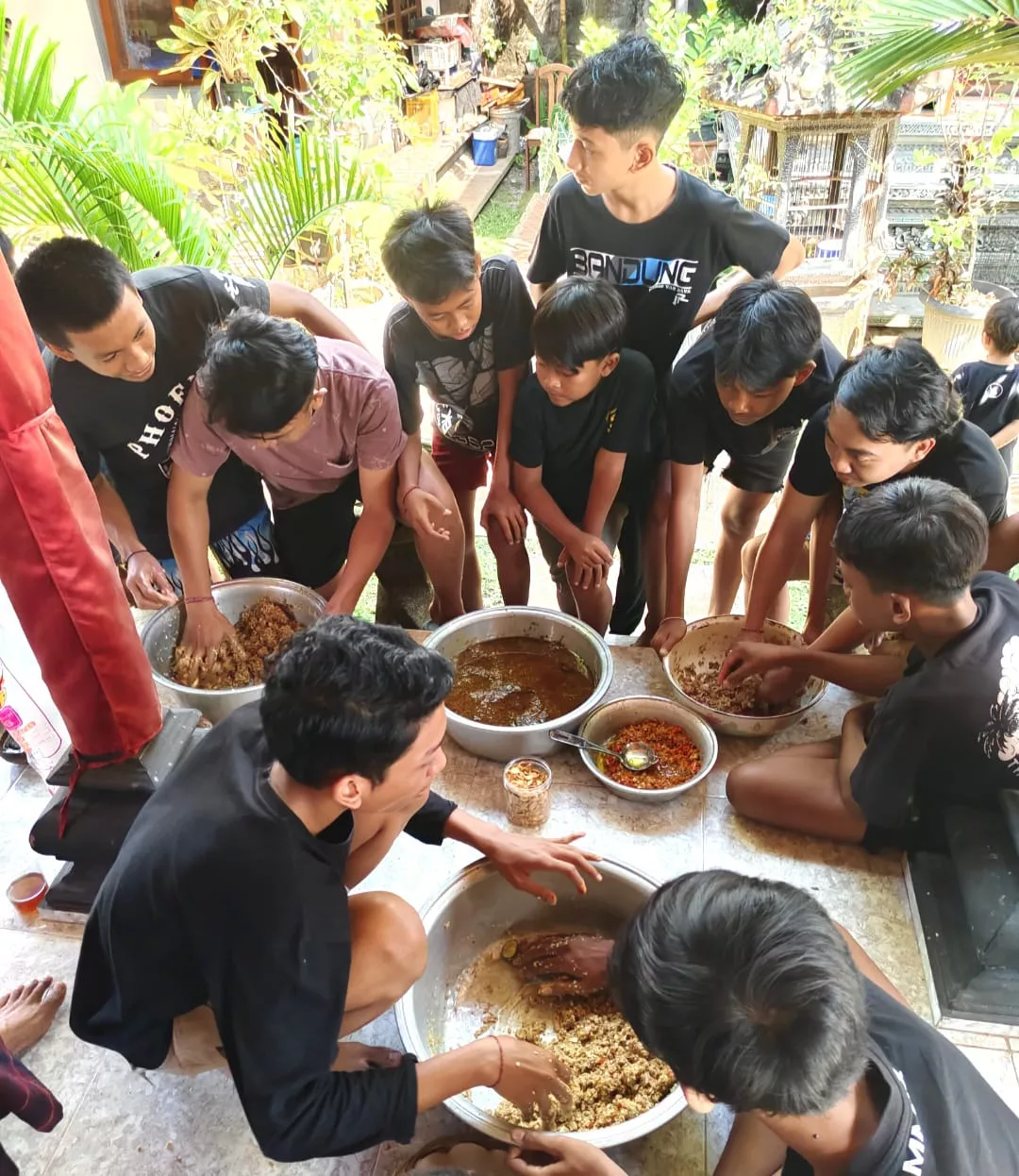 Semarak Lomba Ngelawar Gen-Z di Jeroan Manduang Gianyar, Upaya Melestarikan Budaya Bali Satria Dalem Tegal Besung (SDTB)