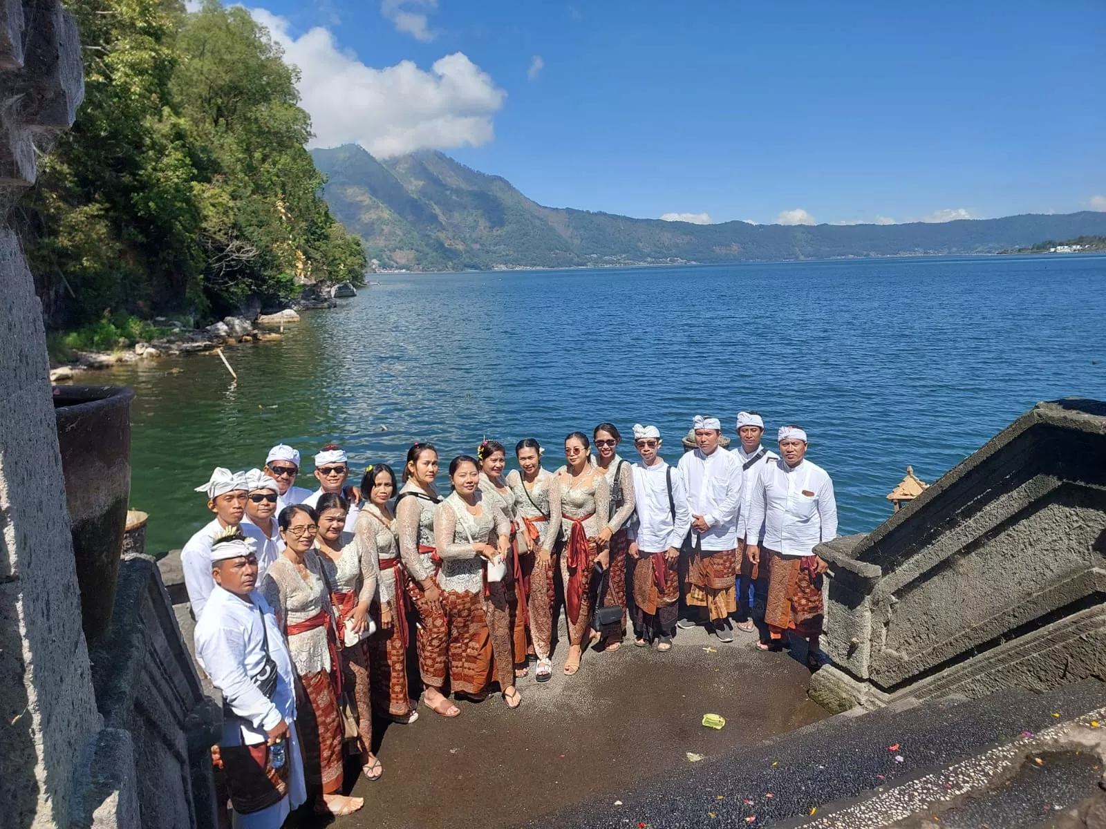 PT BPR Mitra Bali Artha Mandiri Rayakan HUT Ke-32 dengan Tirtayatra