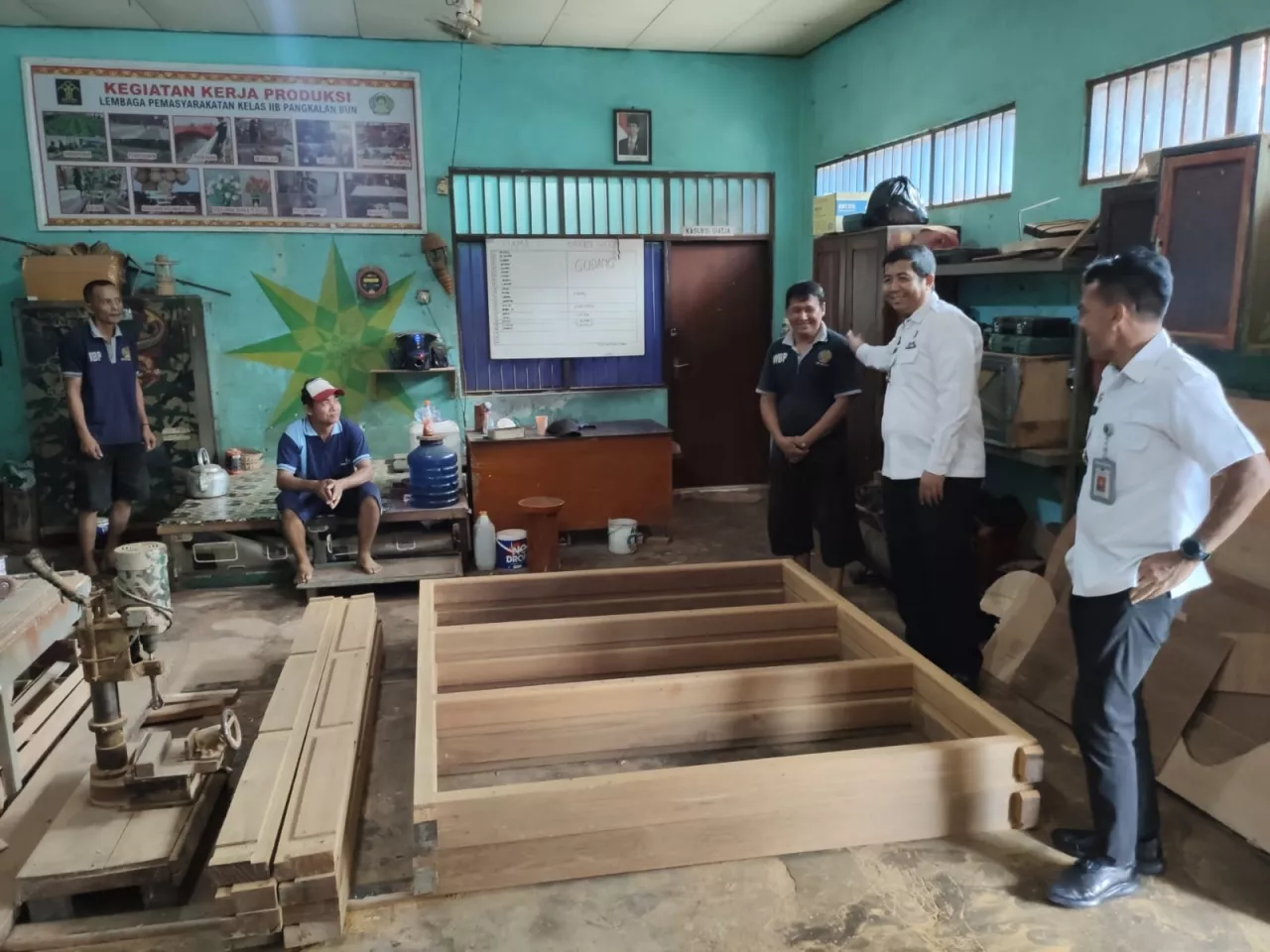 Warga Binaan Lapas Pangkalan Bun Hasilkan Karya Kerajinan Kayu