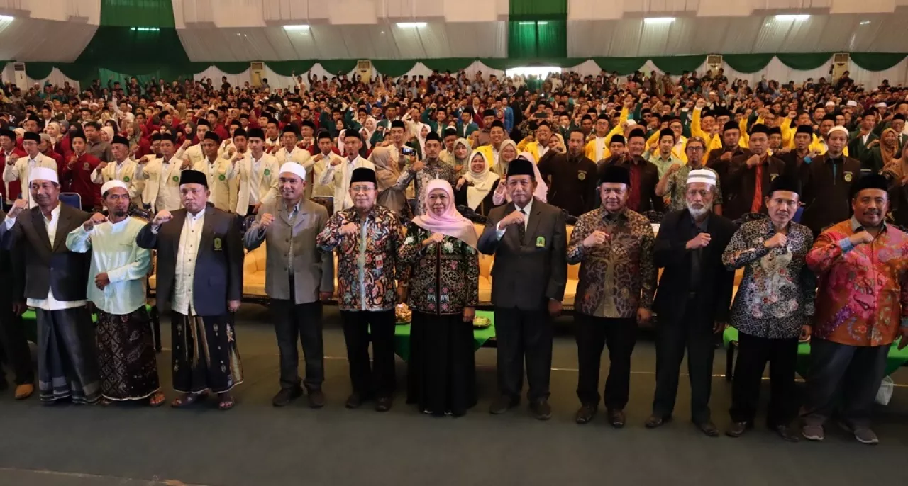 Khofifah dan 1600 Santri Beasiswa LPPD Jatim Silaturahmi Akbar di Islamic Center