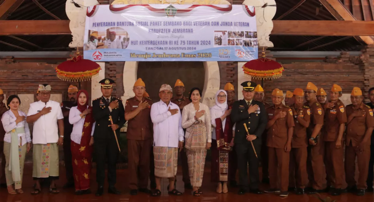Bupati Tamba Berikan Bantuan Sosial Bagi Veteran di Hari Kemerdekaan