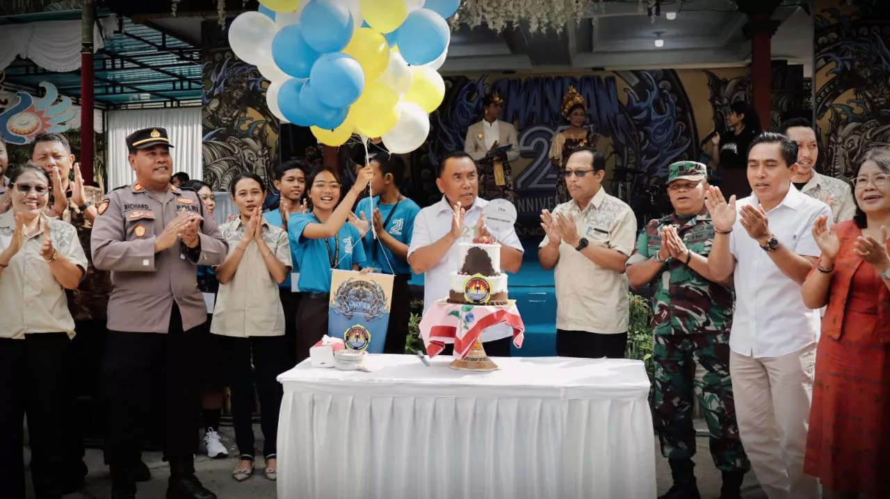 Bupati Jembrana Disambut Hangat Oleh Generasi Z di Perayaan HUT SMANDAN ke-21