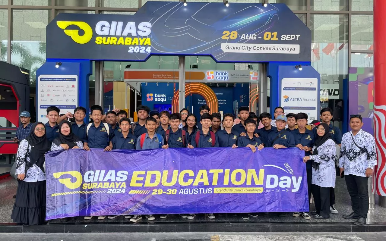 Lebih dari 150 Pelajar SMK Belajar Teknologi Otomotif di GIIAS Surabaya 2024