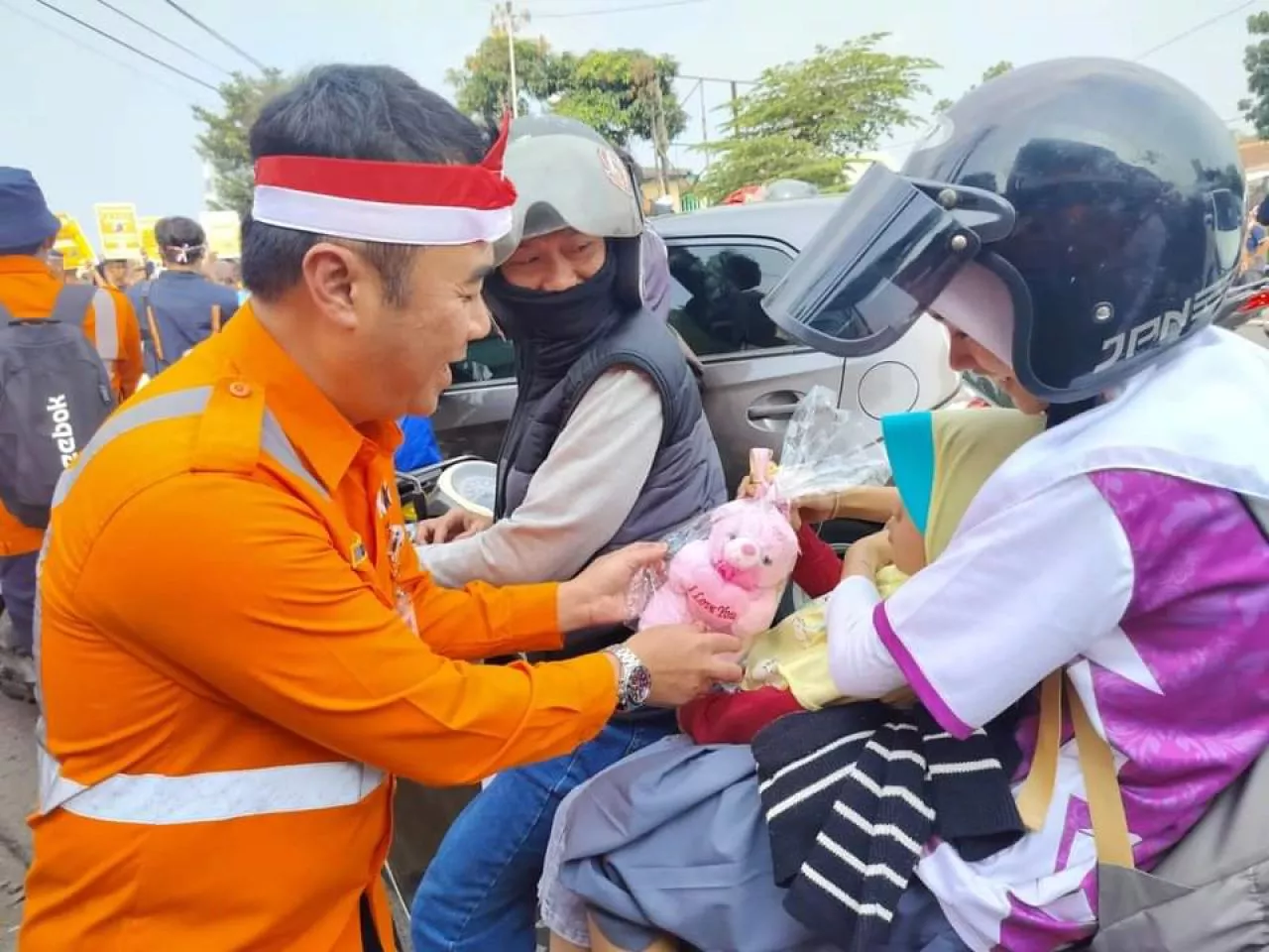 KAI dan 790 Pecinta KA Rayakan HUT RI dengan Tema 'Merdeka, Selamatkan Perlintasan'
