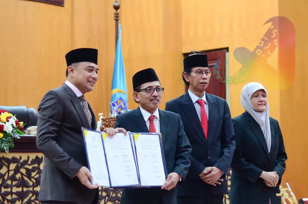 Paripurna DPRD Kota Surabaya, 5 Foto Momen Penandatanganan Persetujuan Raperda RPJPD 2025-2045