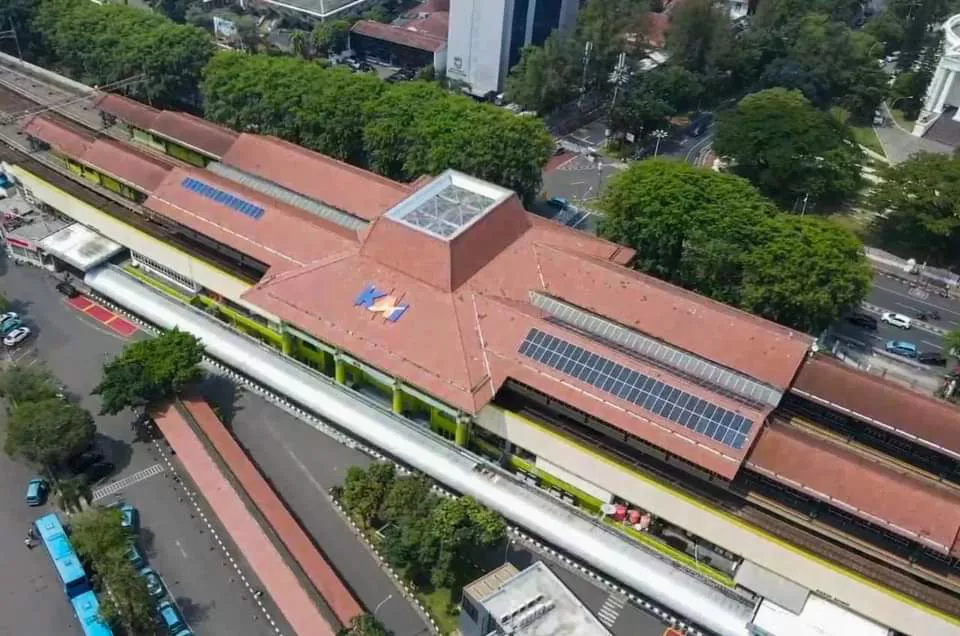 KAI Group Berkomitmen Capai Net Zero Emission dengan PLTS dan Bahan Bakar B35