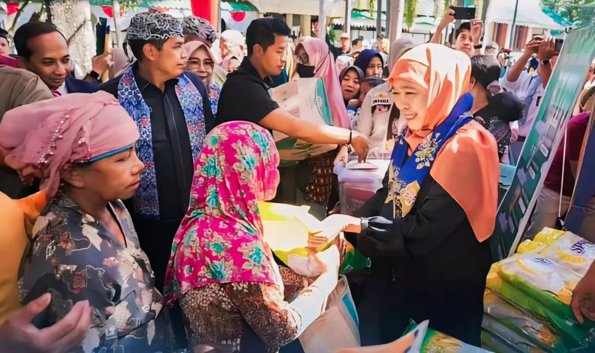 Khofifah Indar Parawansa Hadir di Bazar Murah Bondowoso, Beras dan Telur Gratis untuk Lansia