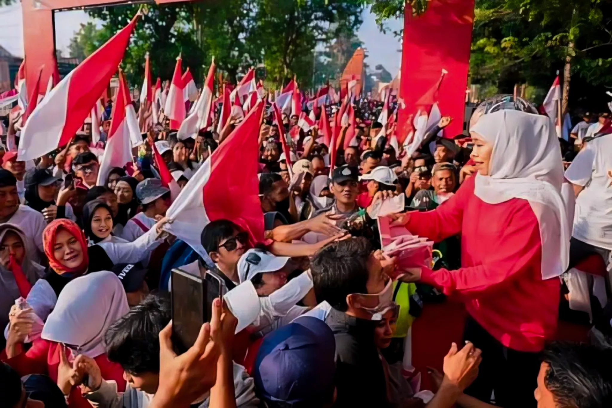 Khofifah Indar Parawansa Lepas Ribuan Peserta Jalan Sehat di Alun-alun Mojokerto
