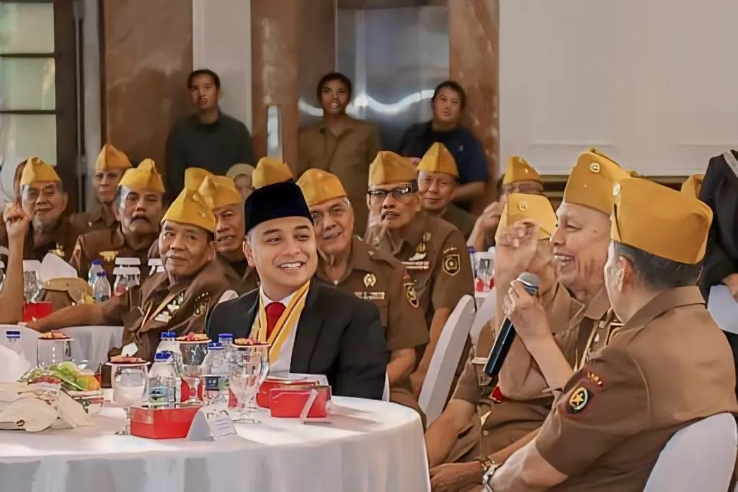 Wali Kota Surabaya Eri Cahyadi Terima Penghargaan Tertinggi Bintang LVRI