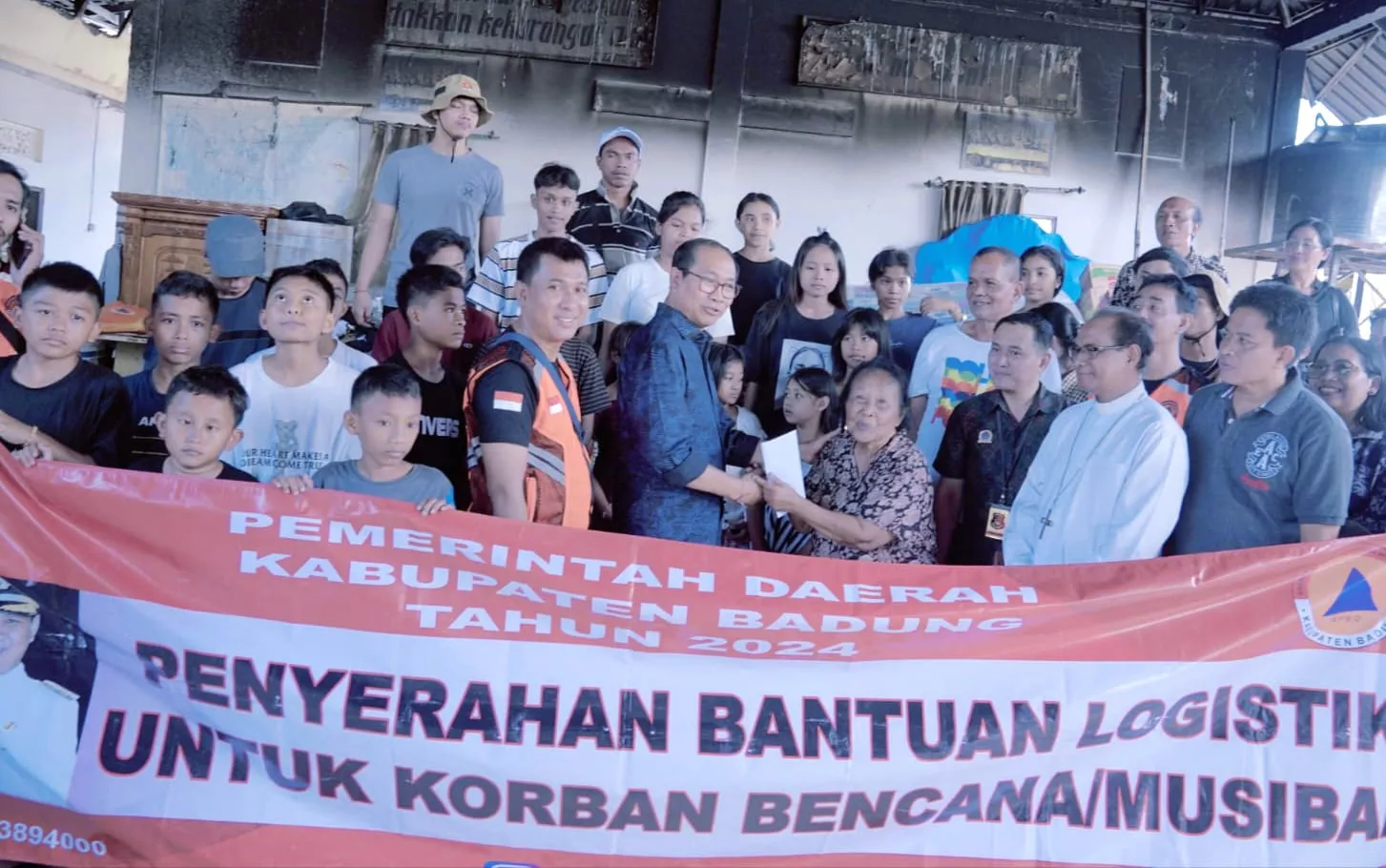 Wakil Bupati Badung, I Ketut Suiasa Serahkan Bantuan Logistik Korban Kebakaran Panti Asuhan