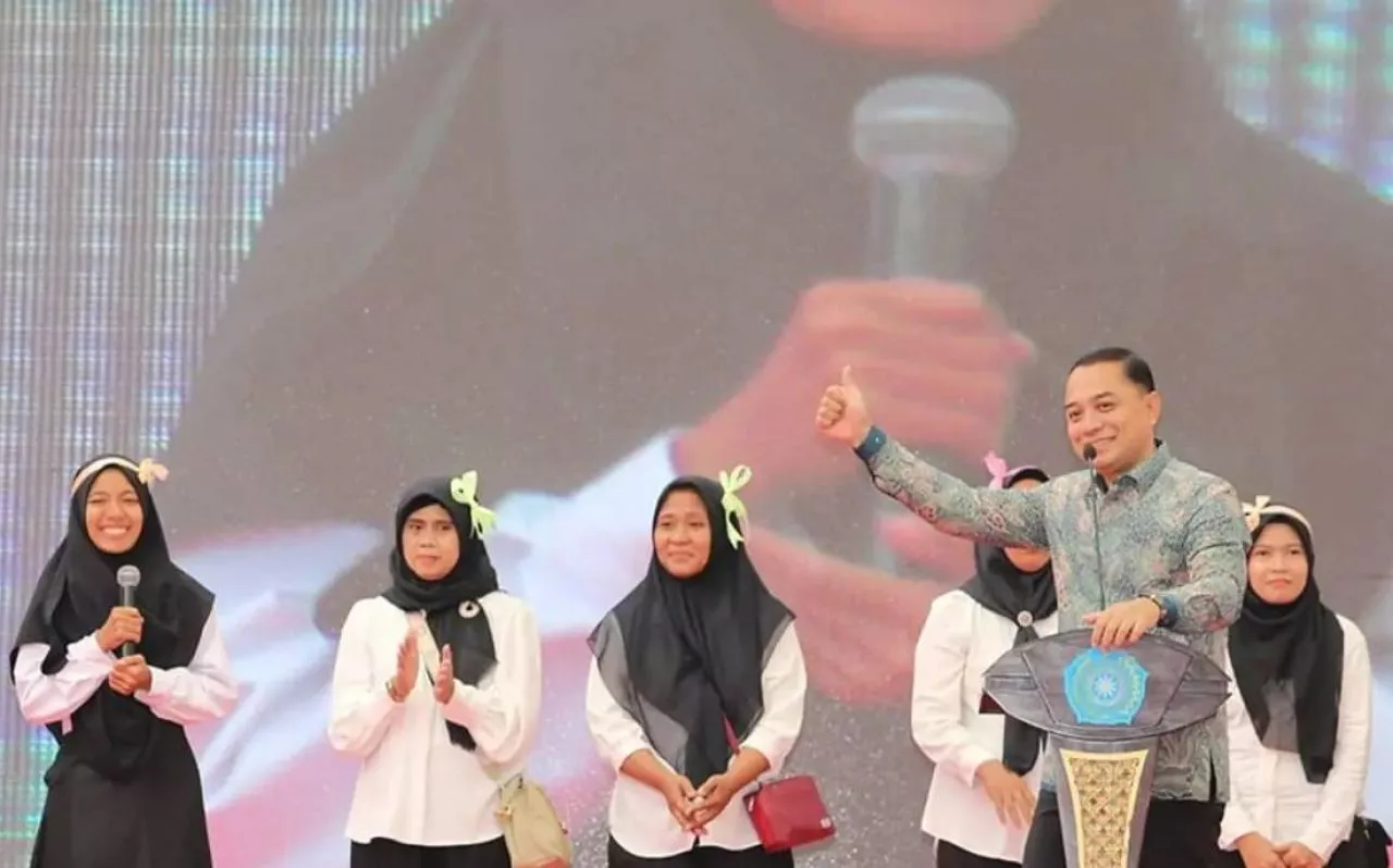 Wali Kota Eri Cahyadi Gelar Wisuda Sekolah Orang Tua Hebat di Balai Kota Surabaya
