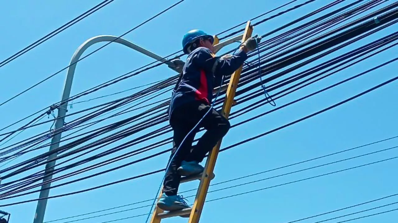 PLN Icon Plus Berkolaborasi dengan Pemkot Surabaya, Rapikan Kabel Fiber Optic di Jalan Raya Rungkut