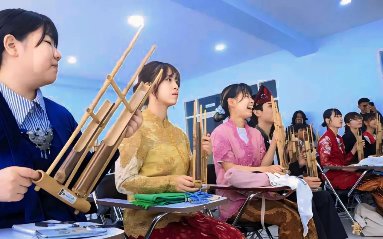 Mahasiswa Jepang di Unitomo Belajar Angklung, Masak Okonomiyaki dan Nasi Goreng