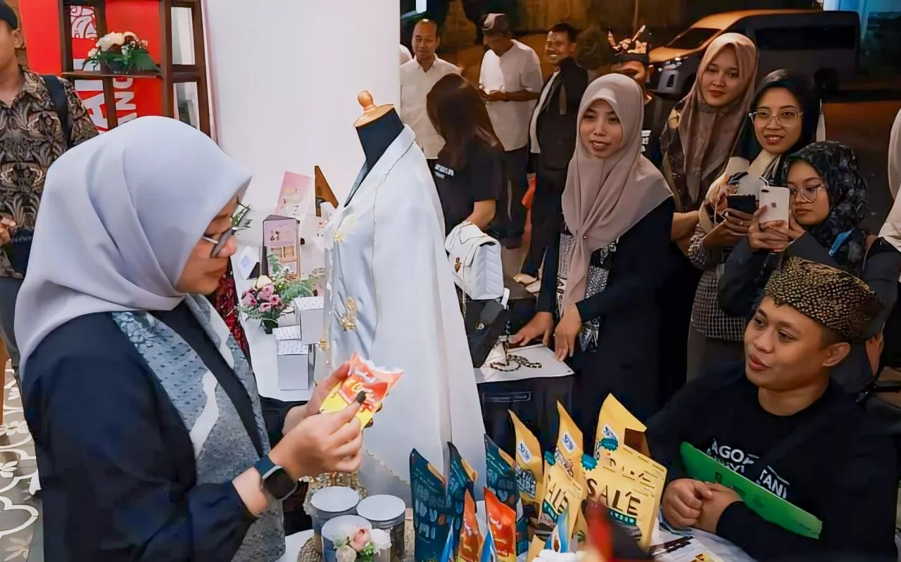 Feri Anwar Sukses Bangkit dari Keterpurukan dengan Usaha Makanan Ringan Seafood Pawonkoe