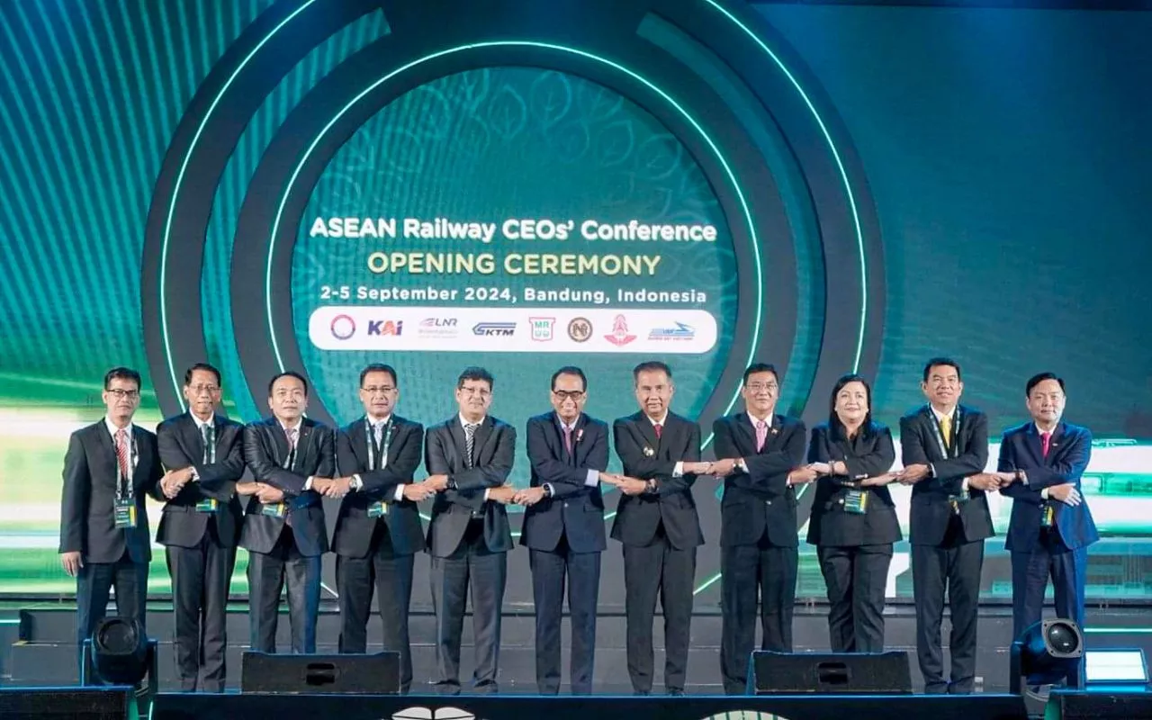 Menhub Budi Karya Buka ASEAN Railway CEO Conference ke 44 di Bandung