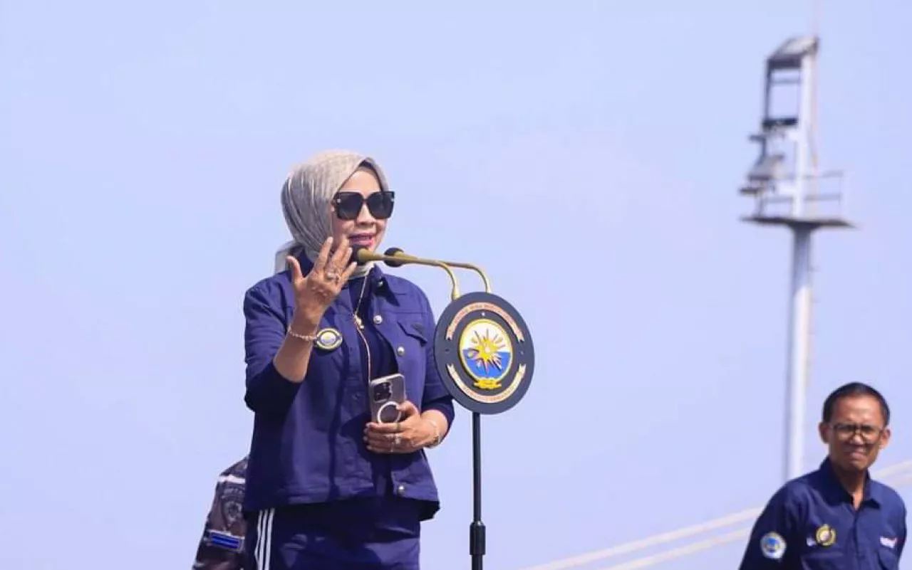 Mahasiswa Baru Unitomo Dilatih Cinta Tanah Air dan Dikenalkan pada KRI Dewa Ruci di Markas TNI AL