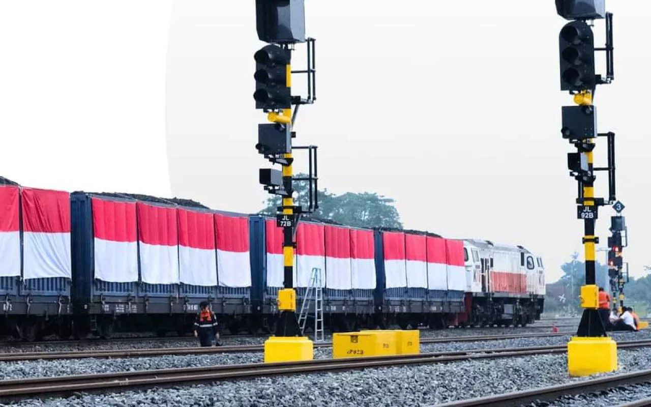 PT KAI Divre III Palembang Pecahkan Rekor MURI Pemasangan Bendera Terbanyak HUT RI ke 79