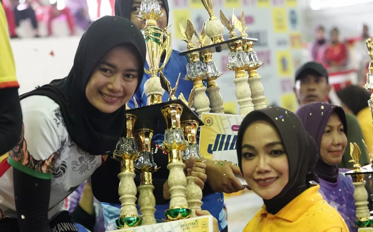 Tim Persit KCK Pangdam V Brawijaya Raih Juara di Laga Bola Voli Dharma Pertiwi E