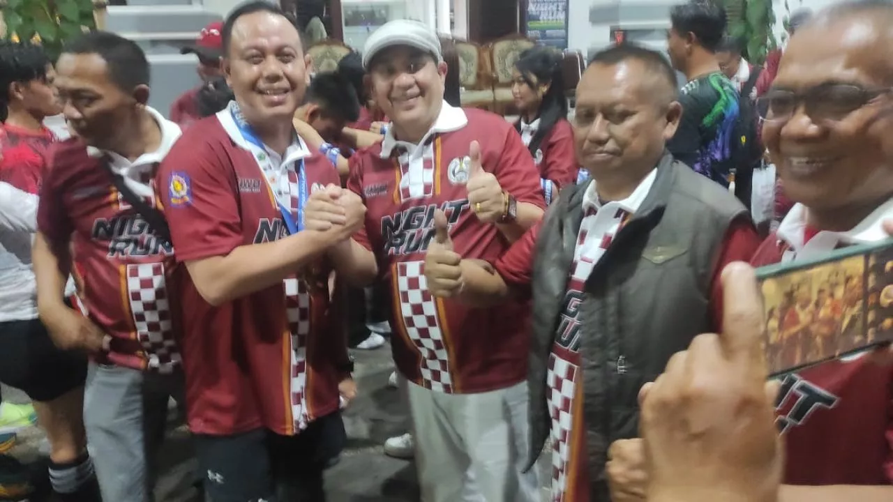 Ketum PWI Pusat Zulmansyah Sambut Pelari SIWO PWI Malang Raya Night Run