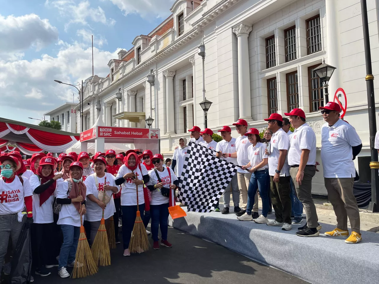 Tingkatkan Wisata, Kadin Surabaya Bersih-Bersih Kota Lama Surabaya