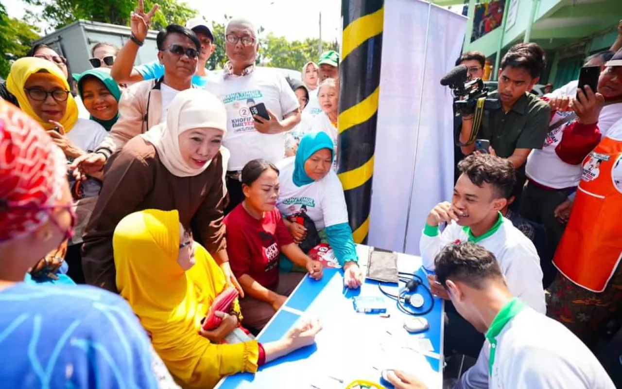 Kampanye Khofifah Indar Parawansa Gelar Pemeriksaan Kesehatan Gratis di Pasar Soponyono