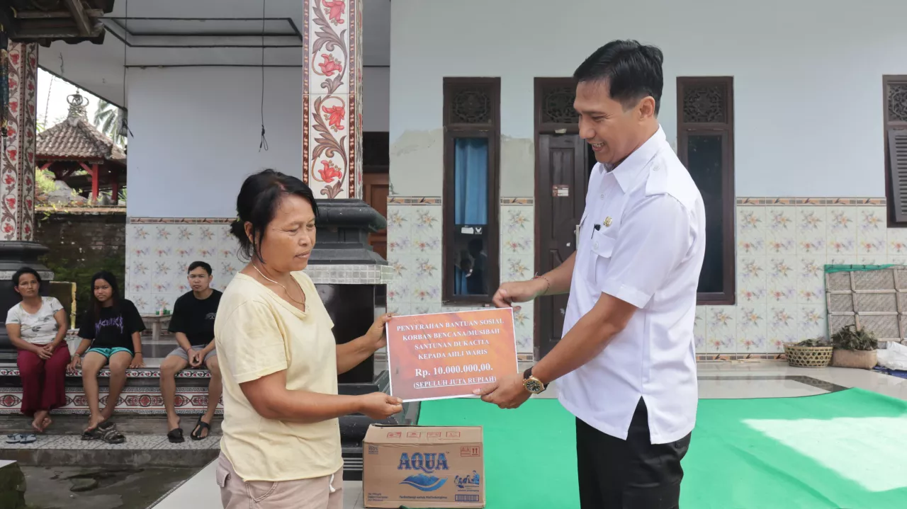 Pjs Bupati Sukra Negara Serahkan Santunan Duka Cita Korban Tertimpa Pohon Perindang di Mendoyo