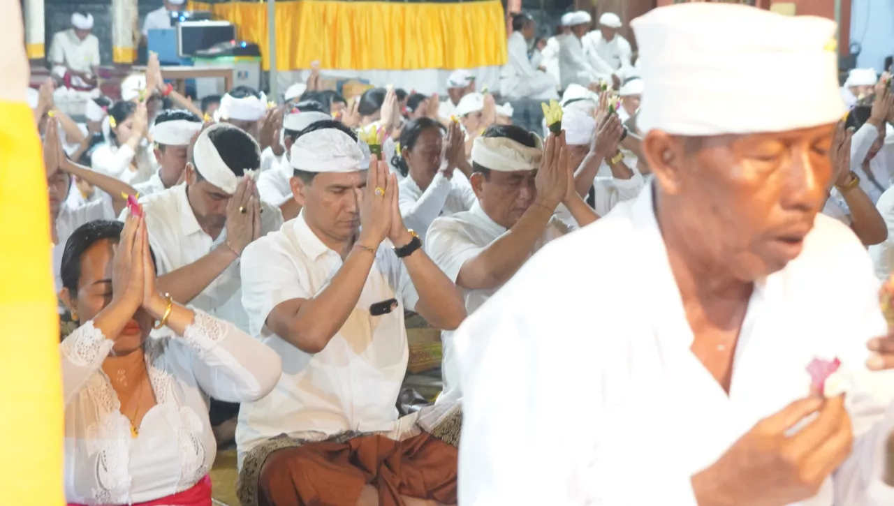 Pjs Bupati Jembrana Ngaturang Sembah Bakti Pujawali Pura Dang Kahyangan Gede Perancak