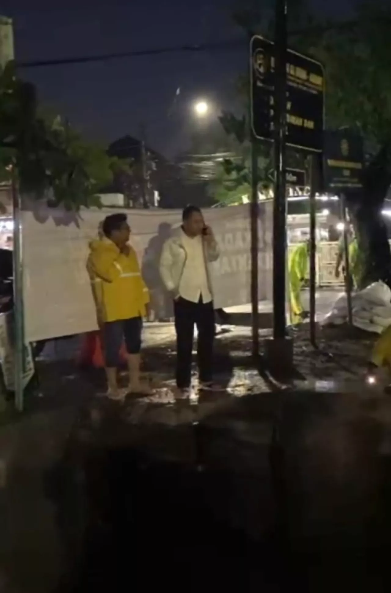 Hujan deras di Surabaya, Walikota Eri Cahyadi sidak saluran air daripada pantau perhitungan suara.