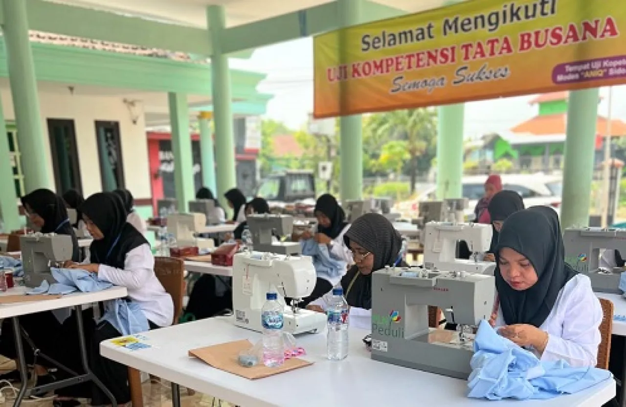 Kompeten dan Siap Berkarya: Seluruh Peserta TJSL 2024 Berhasil Lulus Uji Kompetensi Tata Busana