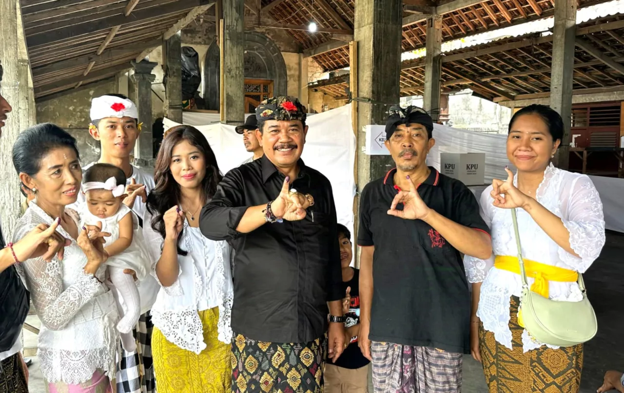 Made Kasta Coblos di TPS 7 Banjar Sangging, Desa Akah, Kompak Bersama Istri dan Keluarga Besar