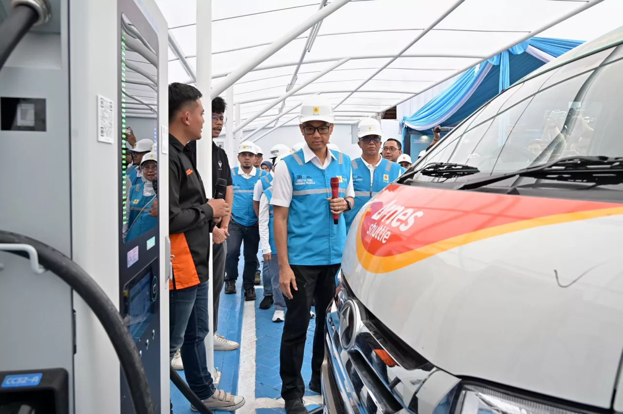 Sambut Nataru, Dirut PLN Tinjau SPKLU Bandung Pastikan Seluruh Infratruktur EV Siap Layani 24 Jam