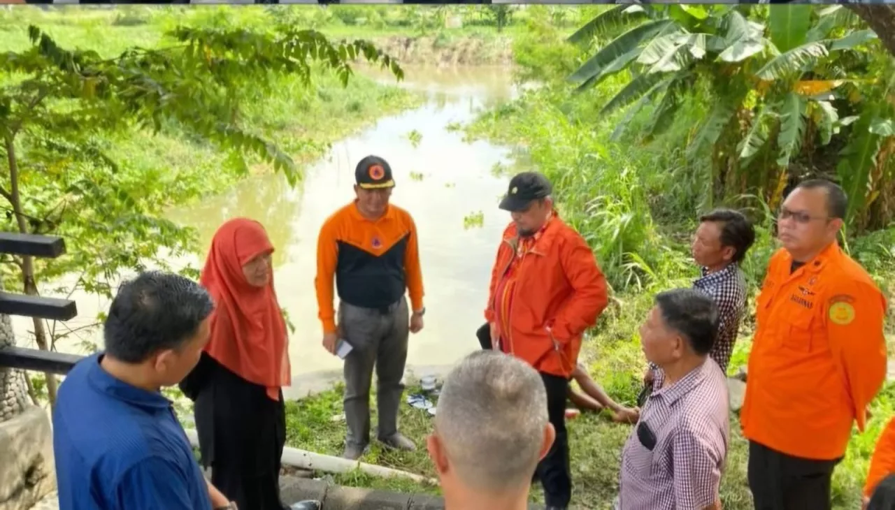 Dewan PKS : Johari Mustawan dan Reni Astuti Kunjungi Tim Pencari Balita Terseret Arus Gorong-Gorong.
