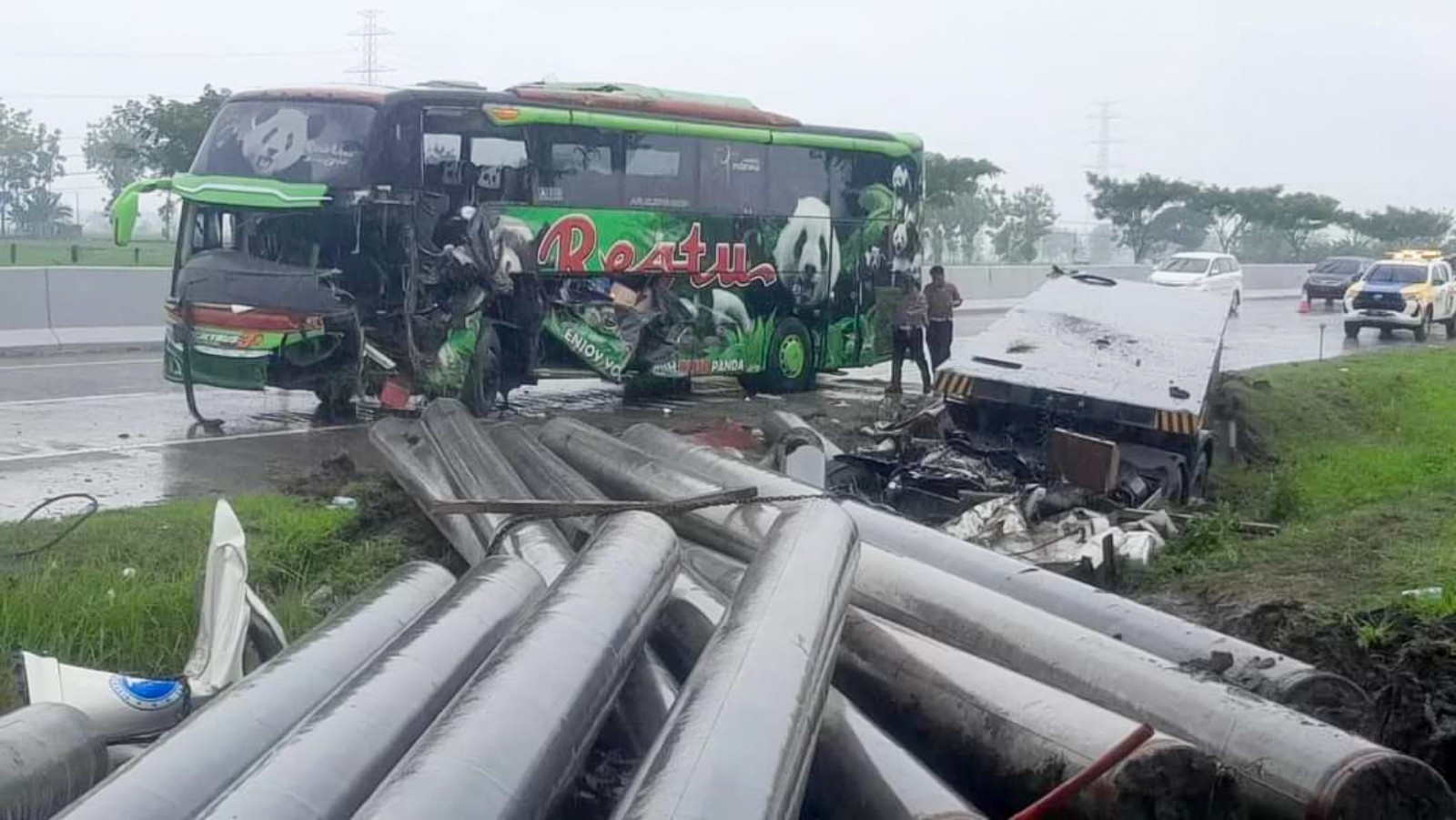 Tabrakan di Ngawi, Bus Lawan Truk, 1 Orang Meninggal dan 21 Orang Terluka