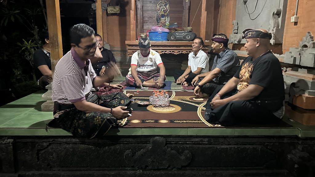 I Gusti Agung Putu Sutarja, SH, MH, yang juga menjabat sebagai Bendesa Adat Kerobokan, bertemu dengan tokoh masyarakat di Banjar Muding Kaja 17/01/2024